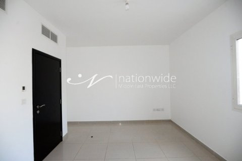 3 bedrooms Villa in Abu Dhabi, UAE No. 3695 2