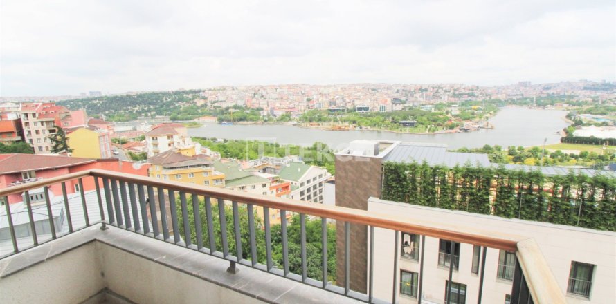 3+1 Apartment en Istanbul, Turkey No. 14136