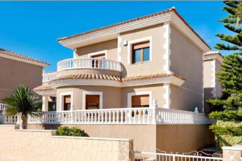 3 bedrooms Villa in Torrevieja, Spain No. 25125 1