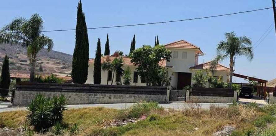 3 dormitorios Villa en Monagroulli, Cyprus No. 74105