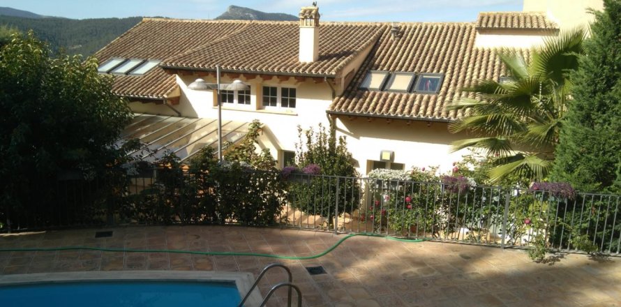 4 bedrooms Villa in Banyeres de Mariola, Spain No. 25114