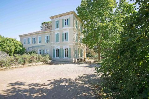 5 bedrooms House in Grasse, France No. 72147 1