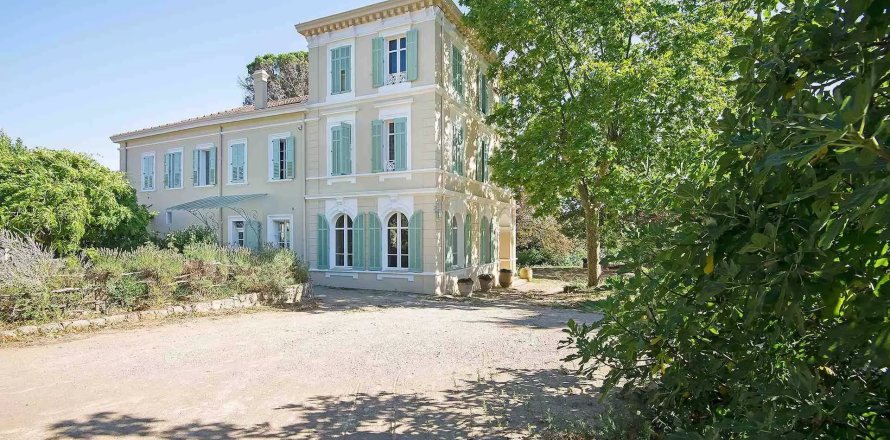 5 bedrooms House in Grasse, France No. 72147