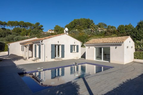 5 bedrooms Villa in Var, France No. 72146 1