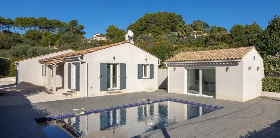 5 bedrooms Villa in Var, France No. 72146