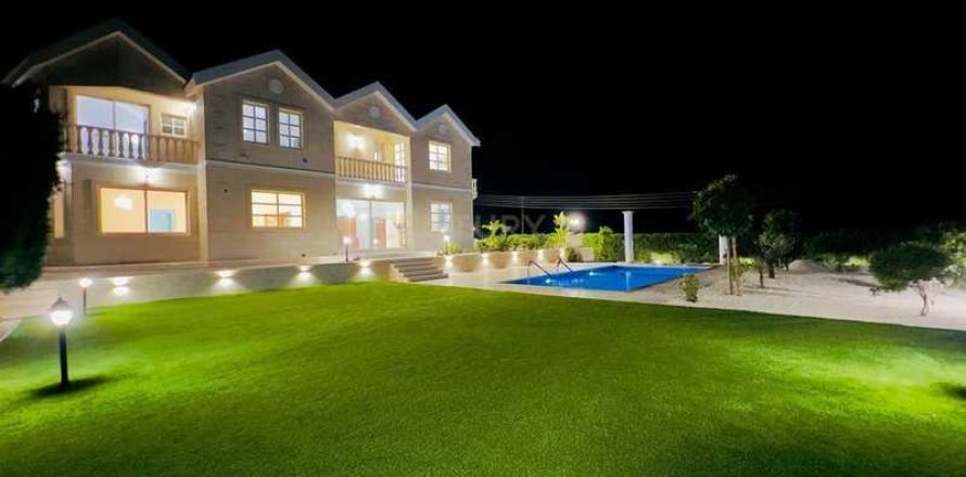 5 bedrooms Villa in Palodeia, Cyprus No. 28860