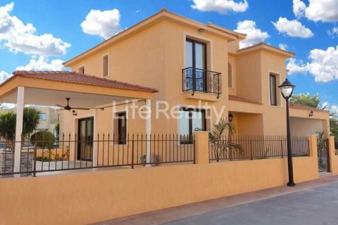 4 bedrooms House in Chloraka, Cyprus No. 71882 1