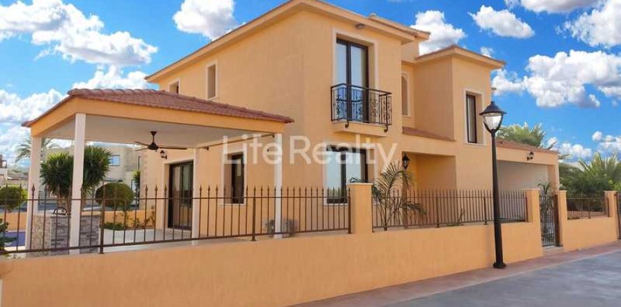 4 bedrooms House in Chloraka, Cyprus No. 71882