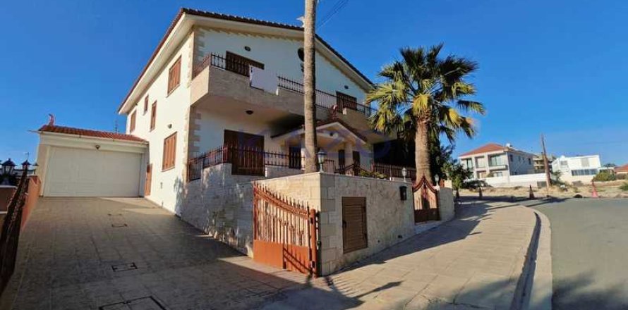 4 bedrooms House in Agios Athanasios, Cyprus No. 63435