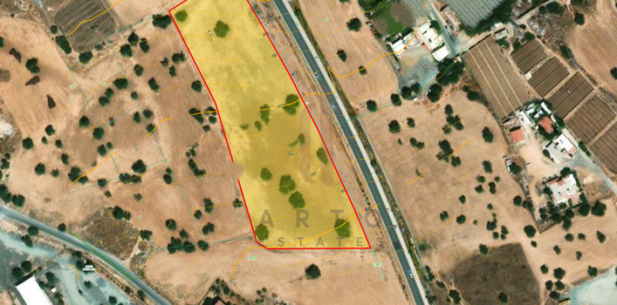 17000m² Land in Kato Polemidia, Cyprus No. 64630