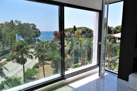 3 bedrooms Apartment in Limassol, Cyprus No. 33519 1