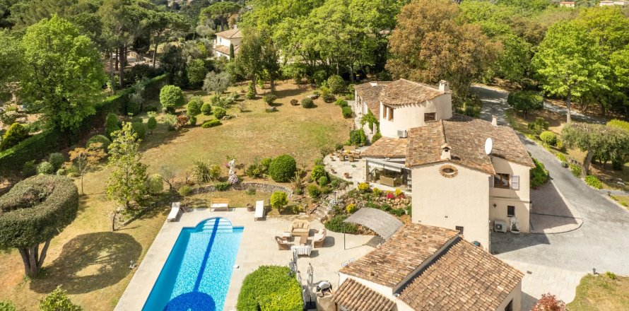 3 bedrooms Villa in Valbonne, France No. 67230