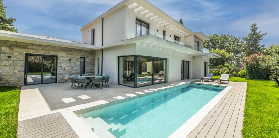 5 bedrooms Villa in Mougins, France No. 67220