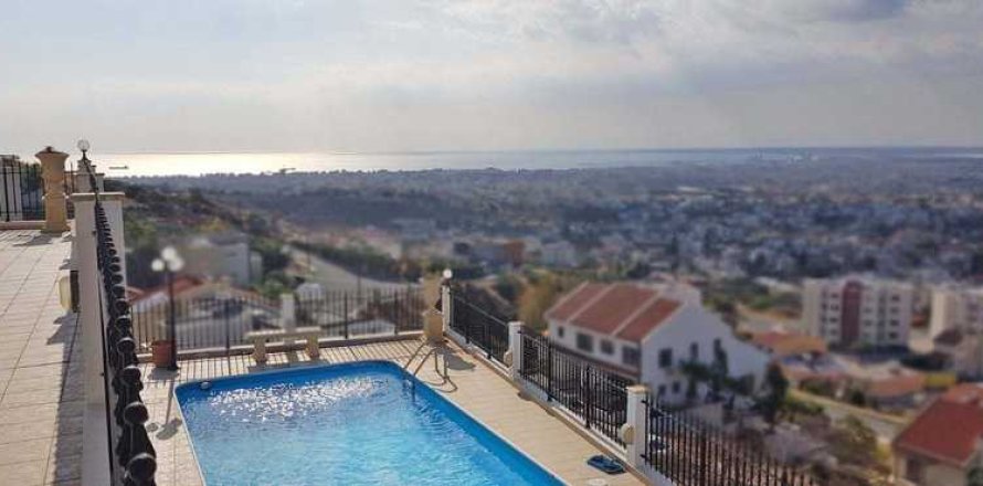 4 bedrooms Villa in Limassol, Cyprus No. 76163