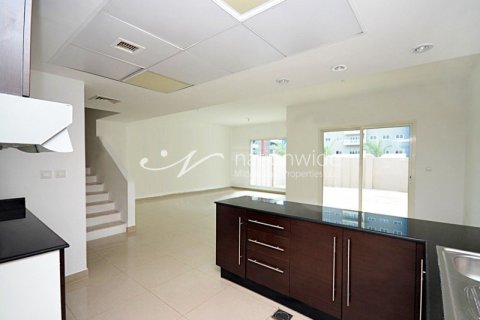 4 bedrooms Villa in Abu Dhabi, UAE No. 3371 3