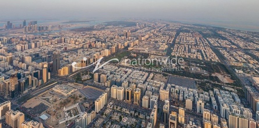 2708.8m² Land à Al Najda Street, UAE No. 3876