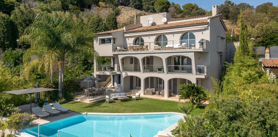 5 bedrooms Villa in Cannes, France No. 68000