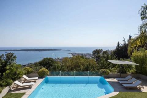 5 bedrooms Villa in Cannes, France No. 68000 2