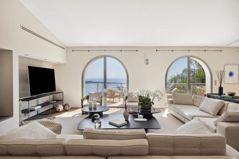 5 bedrooms Villa in Cannes, France No. 68000 4