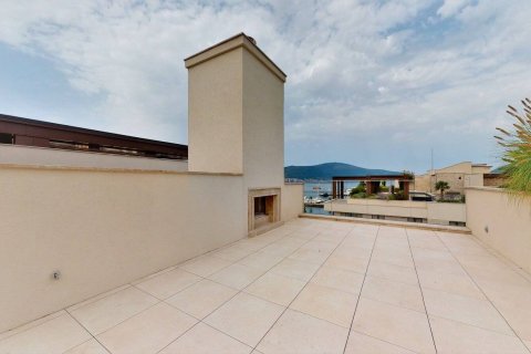 3 chambres Penthouse à Tivat, Montenegro No. 66933 16