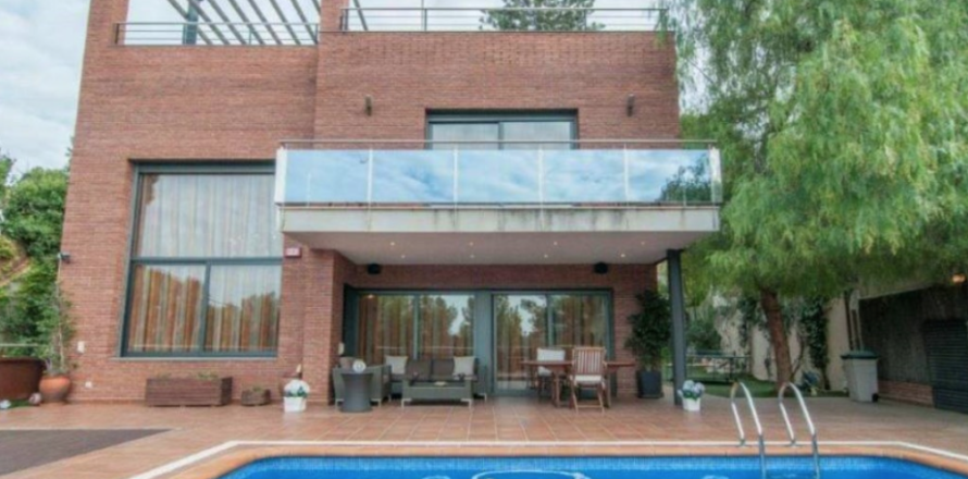 4 dormitorios House en Castelldefels, Spain No. 25428