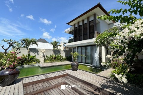 3 bedrooms Villa in Jimbaran, Indonesia No. 23015 1