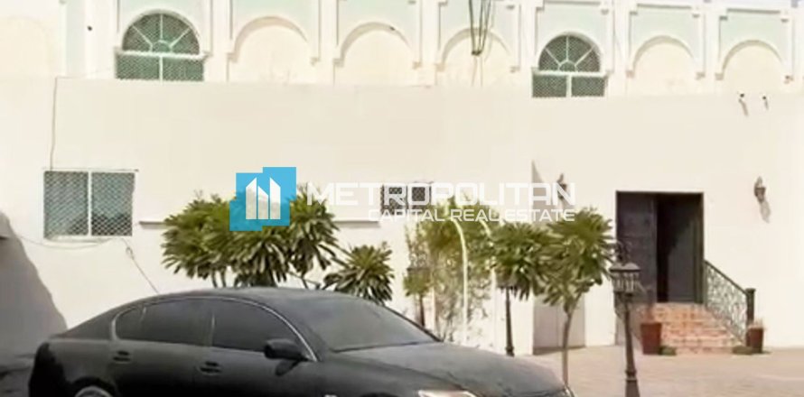 8 bedrooms Villa in Al Ain, UAE No. 4658