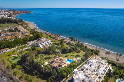 8 bedrooms Villa in Estepona, Spain No. 27414 3