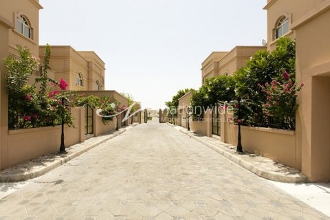 3 dormitorios Villa en Abu Dhabi Gate City, UAE No. 3365 1