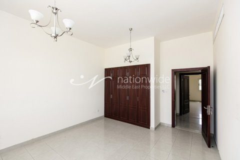 3 dormitorios Villa en Abu Dhabi Gate City, UAE No. 3365 9