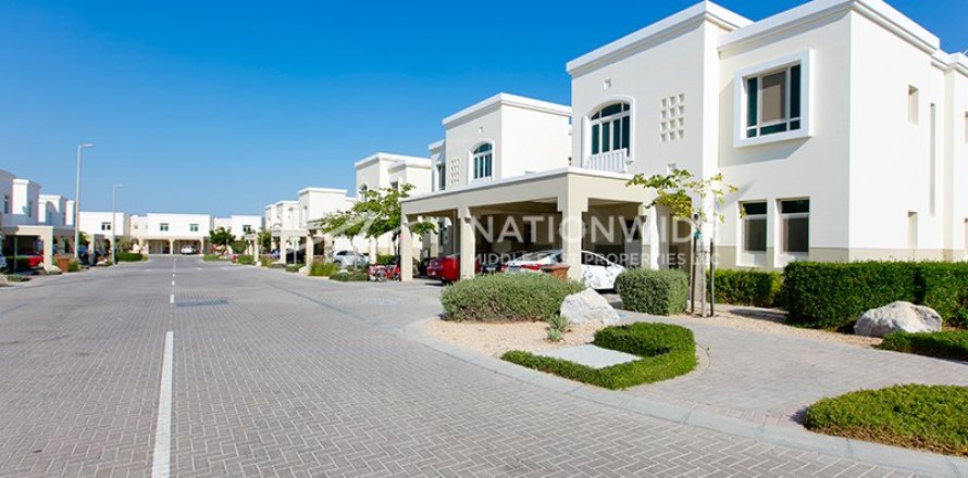 3 dormitorios Villa en Al Ghadeer, UAE No. 3447