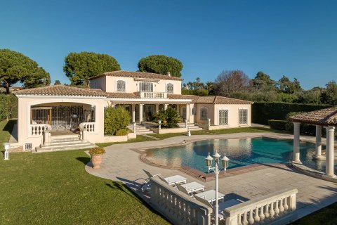 5 bedrooms Villa in Antibes, France No. 67956 2