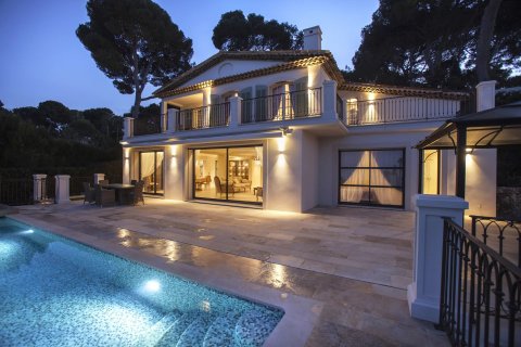 5 bedrooms Villa in Antibes, France No. 67965 1