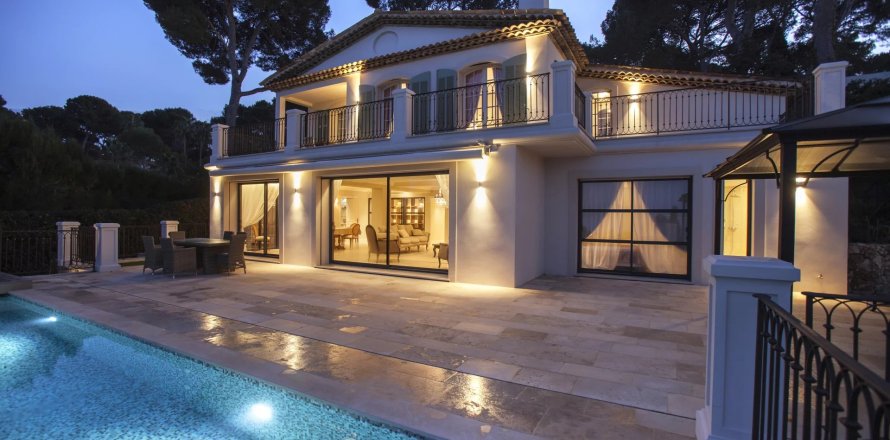 5 bedrooms Villa in Antibes, France No. 67965