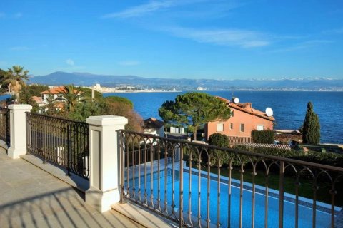 5 bedrooms Villa in Antibes, France No. 67965 4