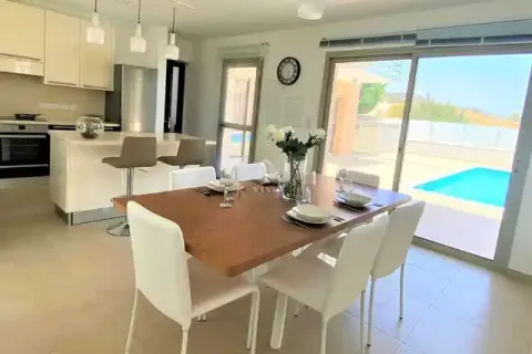 4 bedrooms Villa in Pyrgos, Cyprus No. 77233 8