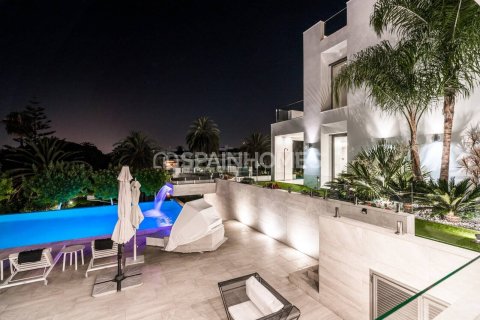 9 bedrooms Villa in Marbella, Spain No. 27467 14