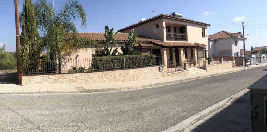 7 bedrooms House in Episkopi, Cyprus No. 28732