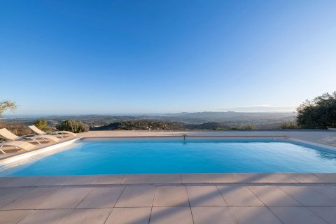 5 bedrooms Villa in Chateauneuf-Grasse, France No. 67245 4