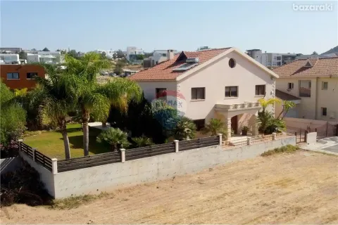 4 bedrooms House in Agios Athanasios, Cyprus No. 31915 1