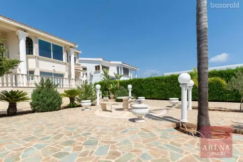 4 bedrooms Villa in Paralimni, Cyprus No. 63103 3