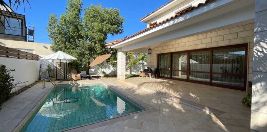 5 bedrooms House in Strovolos, Cyprus No. 31025