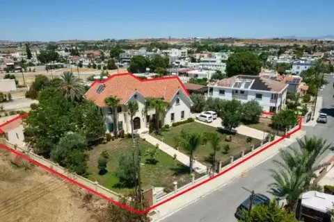 5 bedrooms House in Nicosia, Cyprus No. 31897 1