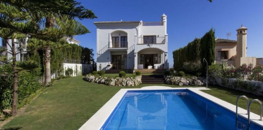 4 bedrooms House in Estepona, Spain No. 25485