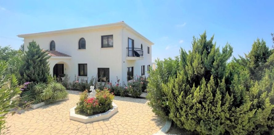 5 bedrooms Villa in Tala, Cyprus No. 37002