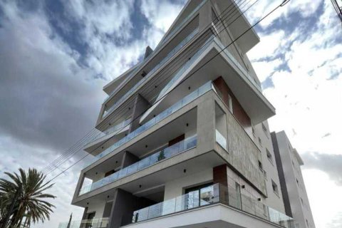 3 bedrooms Apartment in Limassol, Cyprus No. 33304 1