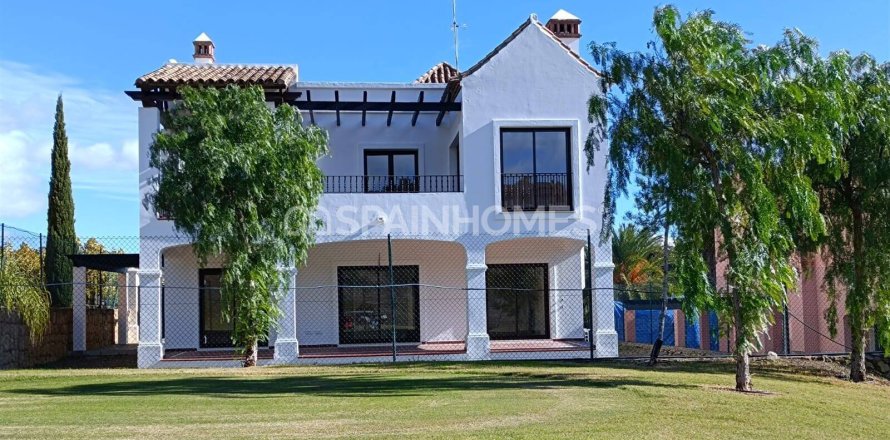 4 bedrooms Villa in Estepona, Spain No. 61119