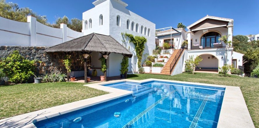 4 bedrooms House in Benahavis, Spain No. 25236