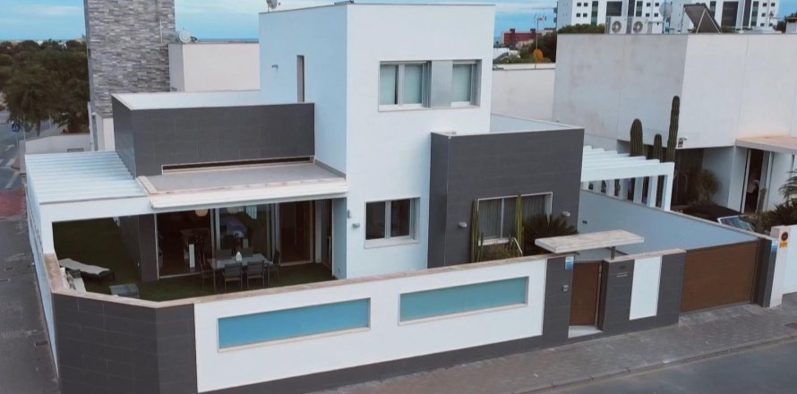 3 bedrooms Villa in Mil Palmeras, Spain No. 26988