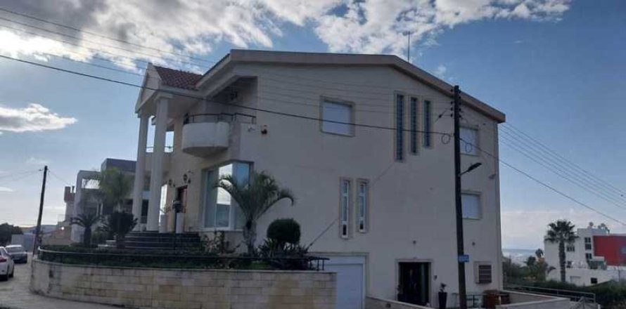 6 bedrooms Villa in Limassol, Cyprus No. 30031